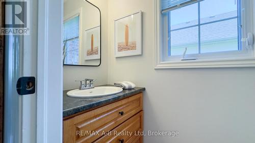 77 Guest Court, St. Marys, ON - Indoor Photo Showing Bathroom