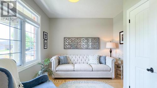77 Guest Court, St. Marys, ON - Indoor Photo Showing Living Room