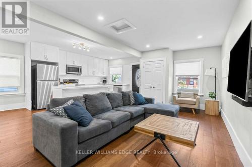 18 Park Row N, Hamilton, ON - Indoor Photo Showing Living Room