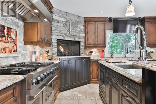 24 School Street, Hamilton, ON - Indoor Photo Showing Kitchen With Upgraded Kitchen