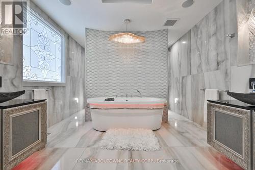 24 School Street, Hamilton, ON - Indoor Photo Showing Bathroom