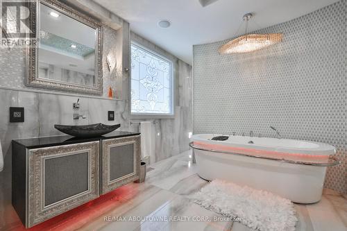 24 School Street, Hamilton, ON - Indoor Photo Showing Bathroom