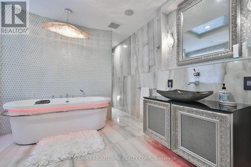 24 School Street, Hamilton, ON - Indoor Photo Showing Bathroom