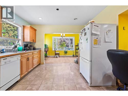 1121 Shuswap Street Sw, Salmon Arm, BC - Indoor Photo Showing Kitchen
