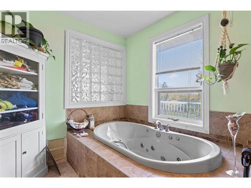 1121 Shuswap Street Sw, Salmon Arm, BC - Indoor Photo Showing Bathroom