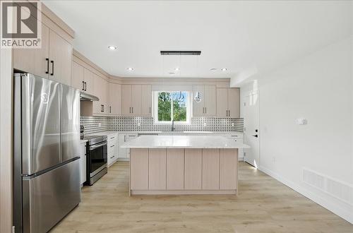 3738 Toba Road, Castlegar, BC - Indoor Photo Showing Kitchen With Upgraded Kitchen