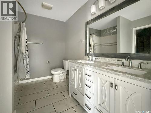 277 2Nd Avenue Ne, Swift Current, SK - Indoor Photo Showing Bathroom