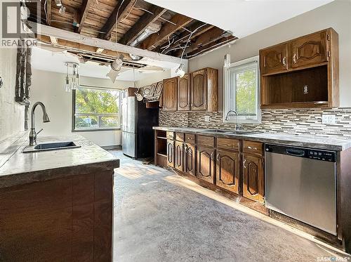 277 2Nd Avenue Ne, Swift Current, SK - Indoor Photo Showing Kitchen
