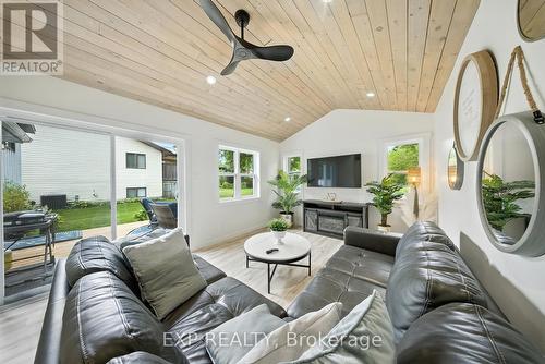 92 Mary Street, Clearview, ON - Indoor Photo Showing Living Room
