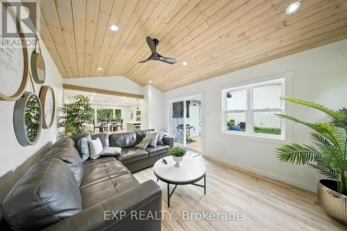 92 Mary Street, Clearview, ON - Indoor Photo Showing Living Room