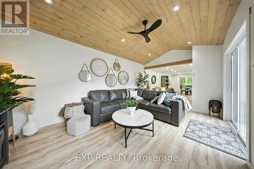 92 Mary Street, Clearview, ON - Indoor Photo Showing Living Room