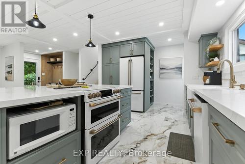 92 Mary Street, Clearview, ON - Indoor Photo Showing Kitchen With Upgraded Kitchen