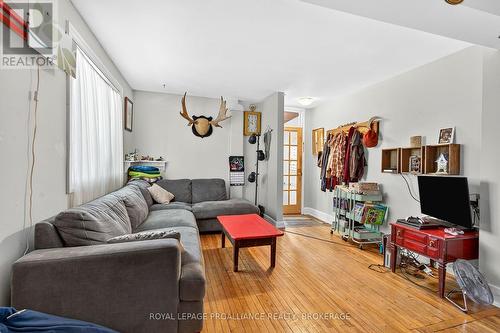16 St Catherine Street, Kingston (East Of Sir John A. Blvd), ON - Indoor Photo Showing Living Room