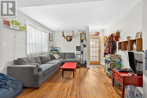 16 St Catherine Street, Kingston (East Of Sir John A. Blvd), ON - Indoor Photo Showing Living Room