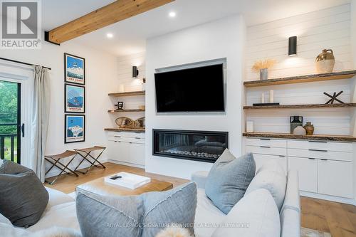 118 Settlers Way, Blue Mountains, ON - Indoor Photo Showing Living Room With Fireplace