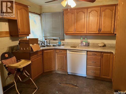 1401 Lacon Street, Regina, SK - Indoor Photo Showing Kitchen With Double Sink