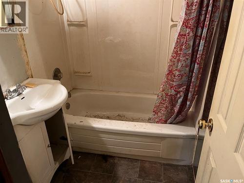 1401 Lacon Street, Regina, SK - Indoor Photo Showing Bathroom