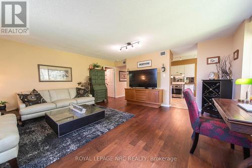 401 - 8111 Forest Glen Drive, Niagara Falls (Mt. Carmel), ON - Indoor Photo Showing Living Room