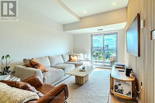 817 - 2433 Dufferin Street, Toronto (Briar Hill-Belgravia), ON - Indoor Photo Showing Living Room