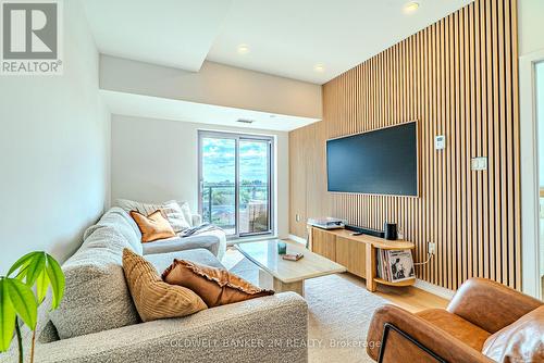 817 - 2433 Dufferin Street, Toronto (Briar Hill-Belgravia), ON - Indoor Photo Showing Living Room