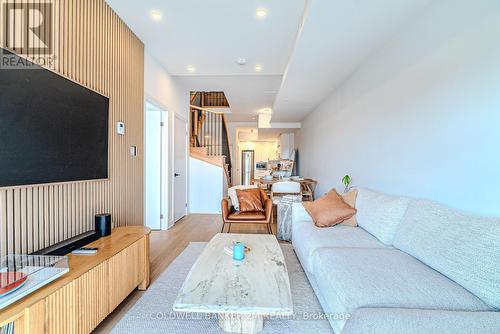 817 - 2433 Dufferin Street, Toronto (Briar Hill-Belgravia), ON - Indoor Photo Showing Living Room