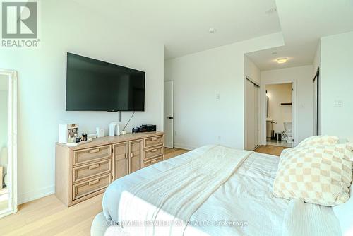 817 - 2433 Dufferin Street, Toronto (Briar Hill-Belgravia), ON - Indoor Photo Showing Bedroom