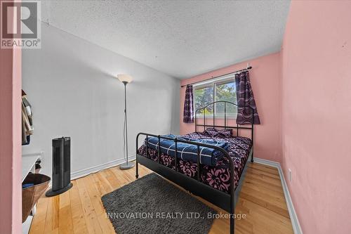 Good sized bedroom - 82 Stokes Crescent E, Ottawa, ON - Indoor Photo Showing Bedroom