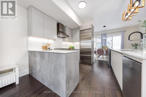 5 Smallwood Circle, Vaughan, ON - Indoor Photo Showing Kitchen With Upgraded Kitchen