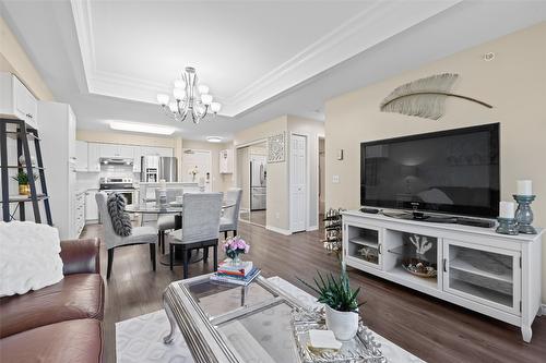 408-265 Froelich Road, Kelowna, BC - Indoor Photo Showing Living Room