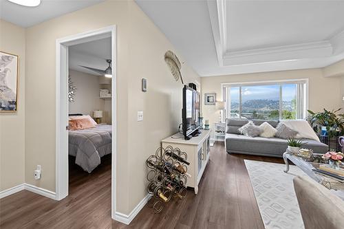 408-265 Froelich Road, Kelowna, BC - Indoor Photo Showing Living Room