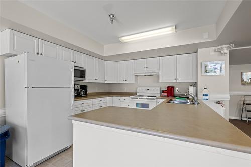 408-265 Froelich Road, Kelowna, BC - Indoor Photo Showing Kitchen With Double Sink