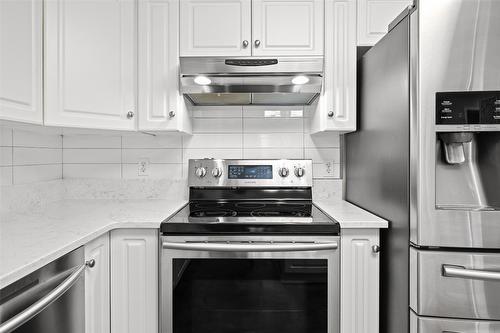408-265 Froelich Road, Kelowna, BC - Indoor Photo Showing Kitchen With Stainless Steel Kitchen
