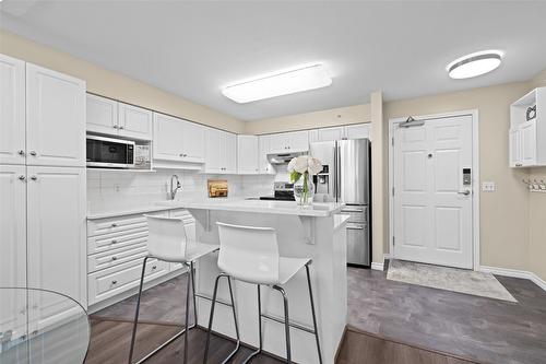 408-265 Froelich Road, Kelowna, BC - Indoor Photo Showing Kitchen With Upgraded Kitchen
