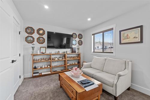 30-1999 15 Avenue, Vernon, BC - Indoor Photo Showing Living Room