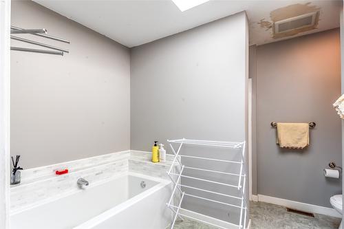 156-1995 Burtch Road, Kelowna, BC - Indoor Photo Showing Bathroom