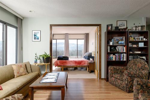 807-737 Leon Avenue, Kelowna, BC - Indoor Photo Showing Living Room