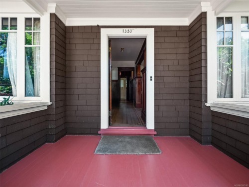 1353 Craigdarroch Rd, Victoria, BC 