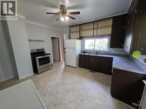 9823 E Birch Avenue, Taylor, BC - Indoor Photo Showing Kitchen With Double Sink