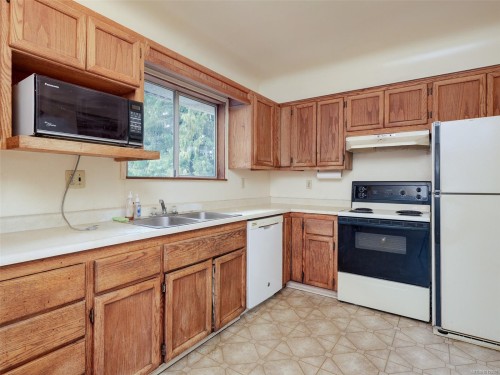 723 Genevieve Rd, Saanich, BC 