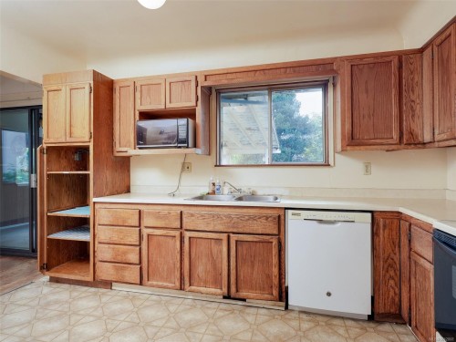 723 Genevieve Rd, Saanich, BC 