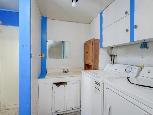 723 Genevieve Rd, Saanich, BC 