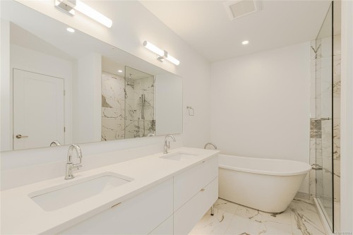902-1628 Store St, Victoria, BC - Indoor Photo Showing Bathroom