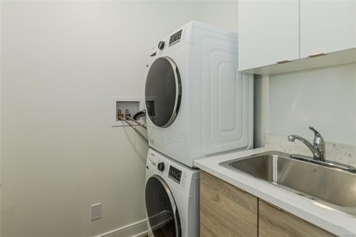 902-1628 Store St, Victoria, BC - Indoor Photo Showing Laundry Room