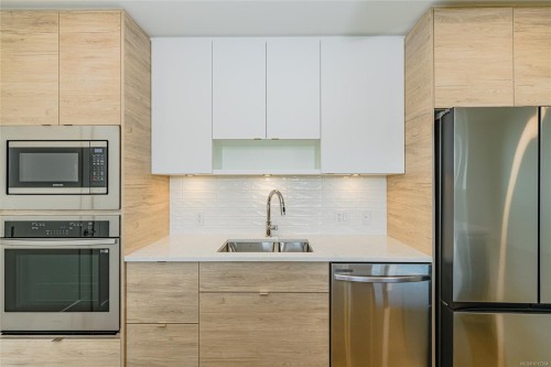 902-1628 Store St, Victoria, BC - Indoor Photo Showing Kitchen With Upgraded Kitchen