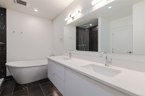 905-1628 Store St, Victoria, BC - Indoor Photo Showing Bathroom