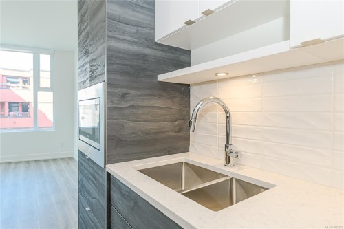 715-1628 Store St, Victoria, BC - Indoor Photo Showing Kitchen With Double Sink
