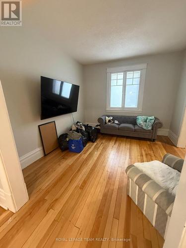 500 Parkdale Avenue, Ottawa, ON - Indoor Photo Showing Living Room
