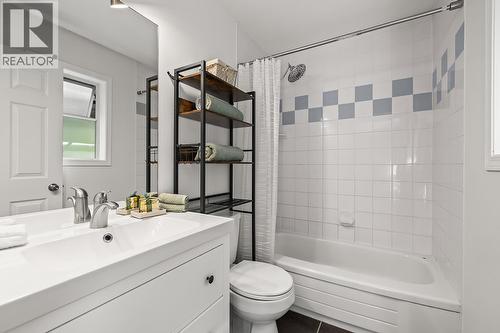 3334 Mcqueen Road, West Kelowna, BC - Indoor Photo Showing Bathroom