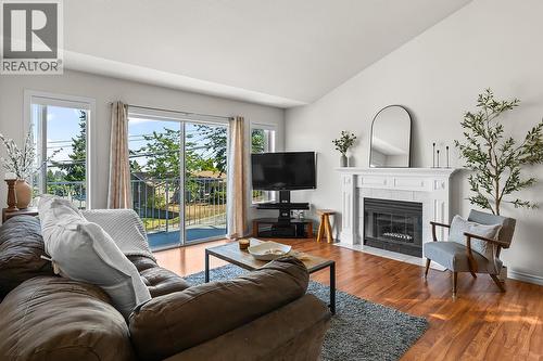 3334 Mcqueen Road, West Kelowna, BC - Indoor Photo Showing Living Room With Fireplace