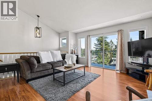 3334 Mcqueen Road, West Kelowna, BC - Indoor Photo Showing Living Room